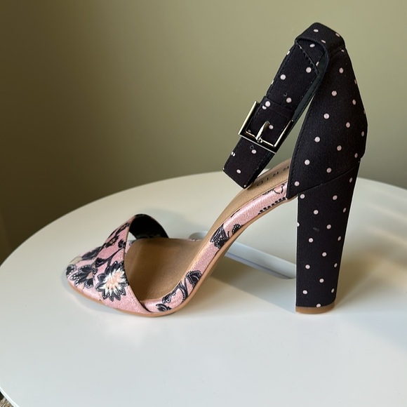 Torrid Paisley Dot Sandals Ankle Strap Pink Polk Dots High Heel Like New 10WIDE - Picture 6 of 15